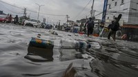 Banjir di kawasan tersebut disebabkan banyaknya sampah yang menyumbat saluran air (drainase).  