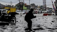 Akibat banjir, arus mudik di kawasan tersebut tersendat.  