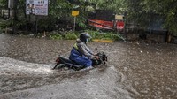 Pengendara melintas saat banjir di kawasan Jalan Akses Tol Cibitung, Bekasi, Jawa Barat, Sabtu (30/4/2022).   