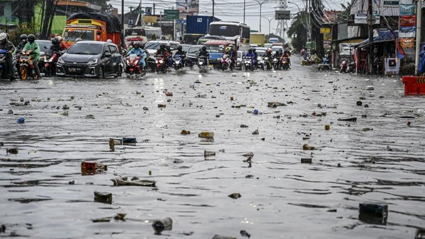 Duh, Banjir di Bekasi Gegara Sampah