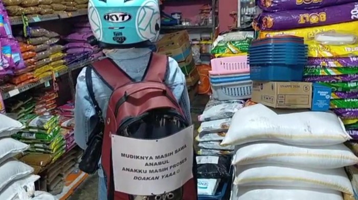 Fenny Milenia pemudik yang membawa hewan peliharaan di Lebak, Banten.