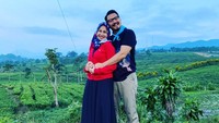 Pasangan Ferry Maryadi dan Deswita Maharani juga pernah dikabarkan berselingkuh. Ferry Maryadi menceraikan Risma pada 2009 dan menikahi Deswita pada 2012. Foto: Instagram Ferry Maryadi