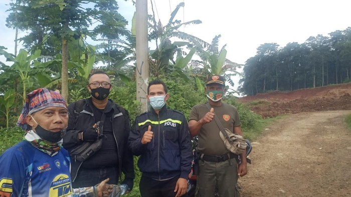 Firman (kedua dari kiri) usai dievakuasi dari hutan.