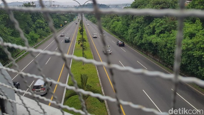 Foto perpanjangan One Way dilihat dari Tol Manyaran, Semarang, Sabtu (30/4/2022).