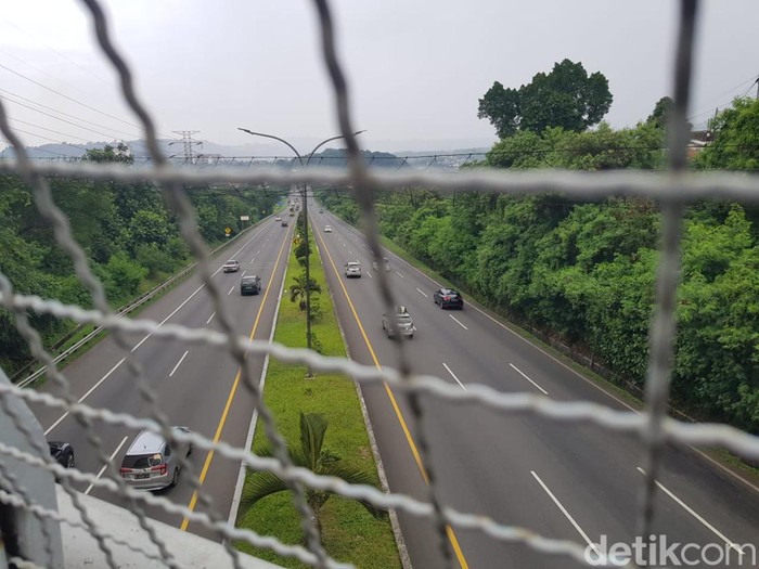 Foto perpanjangan One Way dilihat dari Tol Manyaran, Semarang, Sabtu (30/4/2022).