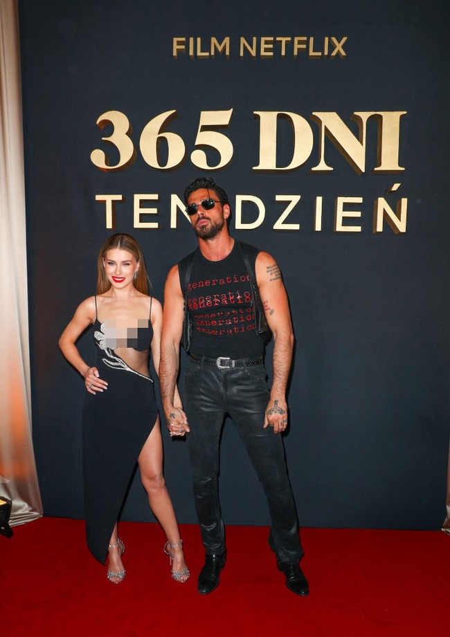 Anna Maria Sieklucka dan Michele Morrone yang merupakan dua bintang utama 365 Days dan sekuelnya 365 Days: This Day berpose berpegangan tangan di karpet merah. Foto: Getty Images for Netflix/Brian Dowling