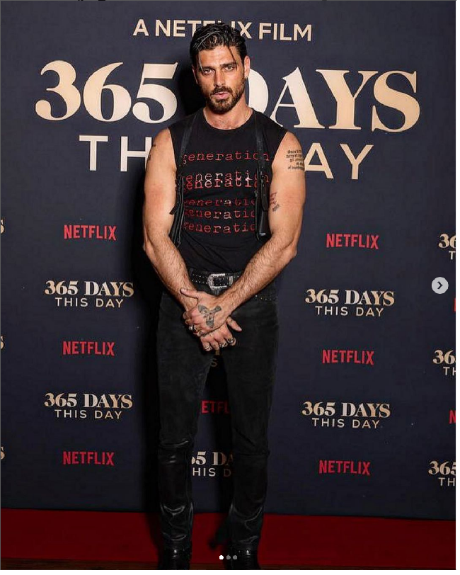 Dan inilah penampilan Michele Morrone pemeran Don Massimo Torricelli saat premier 365 Days: This Day. Foto: Instagram/@anna_maria.sieklucka