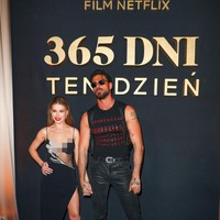 Anna Maria Sieklucka dan Michele Morrone yang merupakan dua bintang utama 365 Days dan sekuelnya 365 Days: This Day berpose berpegangan tangan di karpet merah. Foto: Getty Images for Netflix/Brian Dowling