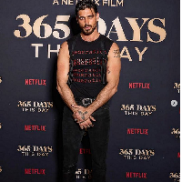 Dan inilah penampilan Michele Morrone pemeran Don Massimo Torricelli saat premier 365 Days: This Day. Foto: Instagram/@anna_maria.sieklucka