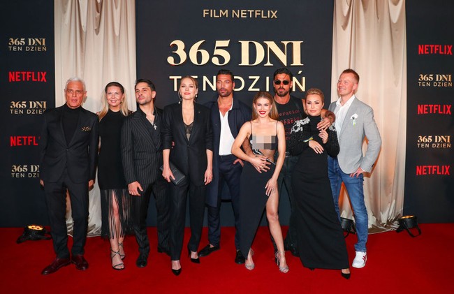 Jelang pemutaran perdana 365 Days: This Day, para pemain tampil di karpet merah premier yang digelar di Hotel Warszawa, Warsawa, Polandia pada 26 April 2022. Foto: Getty Images for Netflix/Brian Dowling
