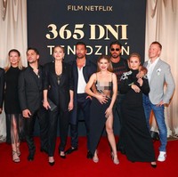 Jelang pemutaran perdana 365 Days: This Day, para pemain tampil di karpet merah premier yang digelar di Hotel Warszawa, Warsawa, Polandia pada 26 April 2022. Foto: Getty Images for Netflix/Brian Dowling