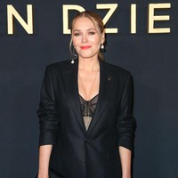 Magdalena Lamparska pemeran sahabat Laura Biel yaitu Olga bergaya mengenakan blazer yang dibiarkan terbuka di bagian dada sehingga mengekspos bra yang dikenakannya di premier 365 Days: This Day. Foto: Getty Images for Netflix/Brian Dowling