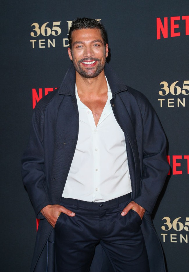 Pria di foto ini adalah Simone Susinna pemeran Nacho, tukang kebun seksi yang menjadi ‘teman’ Laura Biel saat kabur dari Massimo. Foto: Getty Images for Netflix/Brian Dowling