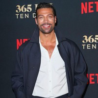 Pria di foto ini adalah Simone Susinna pemeran Nacho, tukang kebun seksi yang menjadi ‘teman’ Laura Biel saat kabur dari Massimo. Foto: Getty Images for Netflix/Brian Dowling
