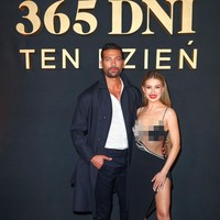 Sekuel 365 Days yaitu 365 Days: This Day masih mengangkat cerita ‘panas’ Laura dan Massimo. Kini kisah keduanya berlanjut sampai ke pernikahan. Pada awal pernikahan, kehidupan ranjang keduanya pun masih panas, namun Laura lama-kelamaan merasakan kesepian. Massimo semakin sibuk dengan urusannya. Di samping itu, Laura mencurigai bahwa sang suami memiliki rahasia lain.  Foto: Getty Images for Netflix/Brian Dowling