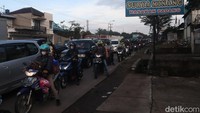 Kepadatan arus lalu lintas ini terjadi diakibatkan volume kendaraan yang melintas di jalan ini meningkat. 