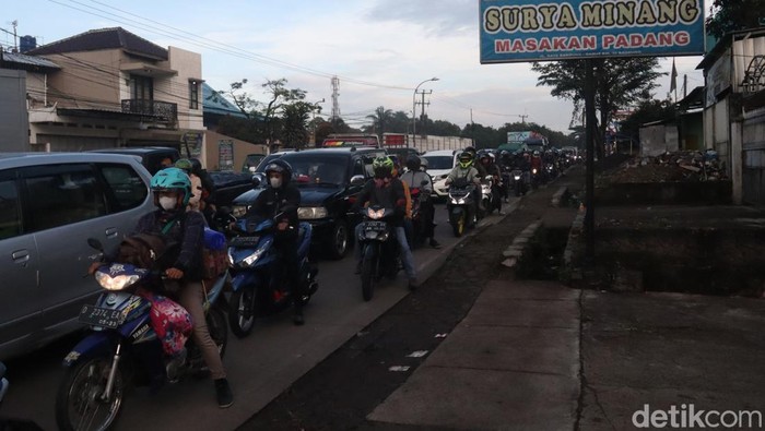 H-2 Lebaran, Arus Lalu Lintas Nagreg Padat Merayap Kepadatan arus lalu lintas kembali terjadi di jalur Selatan Nagreg, Kabupaten Bandung, Jawa Barat, Sabtu (30/4/2022). Pantauan detikJabar, sekitar pukul 09.00 WIB antrian kendaraan dari arah Cileunyi menuju ke arah Nagreg terjadi hingga ke kawasan Nagreg.