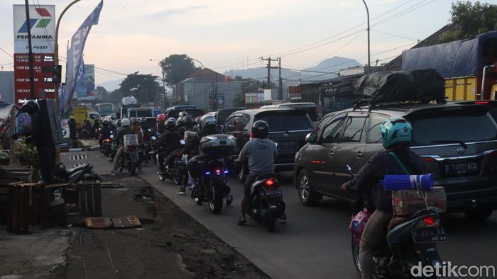 Kepadatan arus lalu lintas kembali terjadi di jalur Selatan Nagreg, Kabupaten Bandung, Jawa Barat, Sabtu (30/4/2022). Pantauan detikJabar, sekitar pukul 09.00 WIB antrian kendaraan dari arah Cileunyi menuju ke arah Nagreg terjadi hingga ke kawasan Na