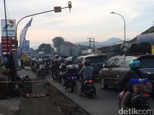 H-2 Lebaran, Arus Lalu Lintas Nagreg Padat Merayap