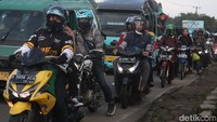 Kanit Turjawali Iptu Sugiharto berujar, CB pengalihan arus sudah dilakukan beberapa kali untuk mengurai kepadatan arus lalu lintas. 