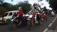 Sementara itu, dominan kendaraan banyak yang mengarah ke Tasikmalaya. 