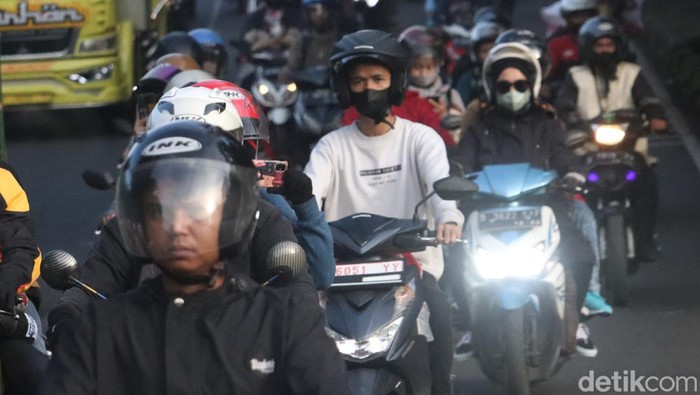 Kepadatan arus lalu lintas kembali terjadi di jalur Selatan Nagreg, Kabupaten Bandung, Jawa Barat, Sabtu (30/4/2022). Pantauan detikJabar, sekitar pukul 09.00 WIB antrian kendaraan dari arah Cileunyi menuju ke arah Nagreg terjadi hingga ke kawasan Nagreg.