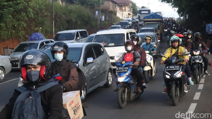 Kepadatan arus lalu lintas kembali terjadi di jalur Selatan Nagreg, Kabupaten Bandung, Jawa Barat, Sabtu (30/4/2022). Pantauan detikJabar, sekitar pukul 09.00 WIB antrian kendaraan dari arah Cileunyi menuju ke arah Nagreg terjadi hingga ke kawasan Nagreg.