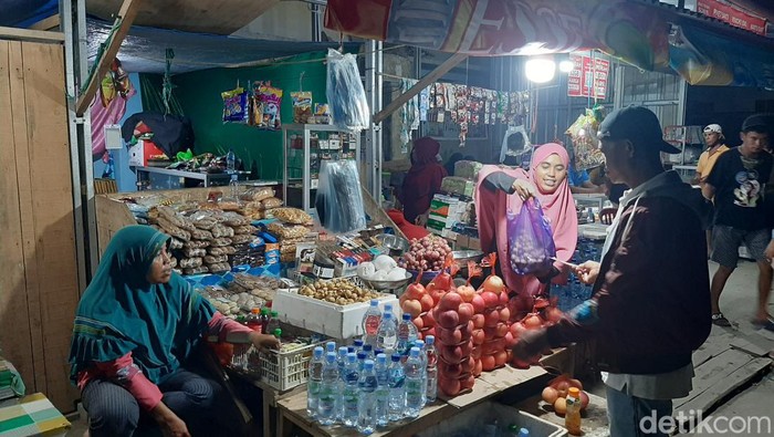 Herli, salah satu pedagang yang ada di Pelabuhan Kendari-Raha. (Nadhir Attamimi/detikcom)