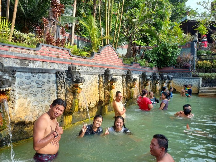 Suasana pengunjung menikmati kolam air panas di wisata Hot sping Banjar, Buleleng