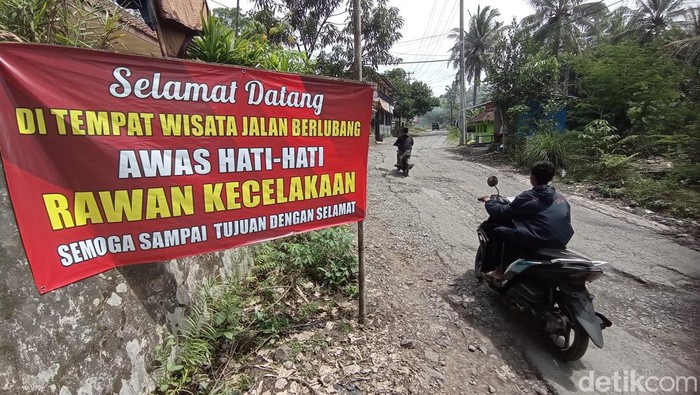 Jalan rusak di Tasikmalaya
