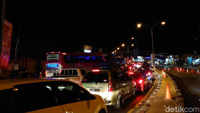 Jalur Cikuasa Atas Arah Pelabuhan Merak Macet 2 Km Malam Ini