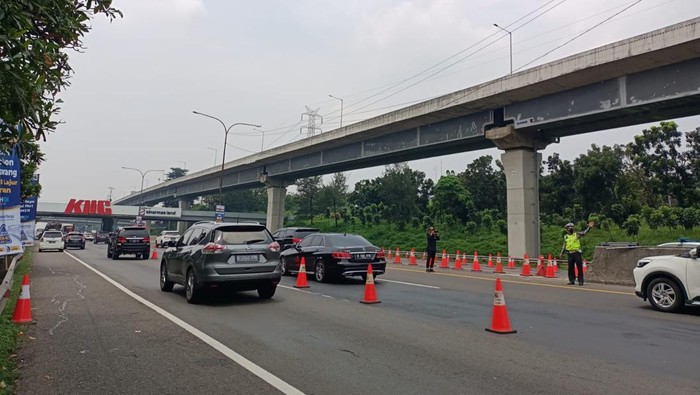 Jalur contraflow di KM 47 ditutup, Sabtu (30/4/2022).