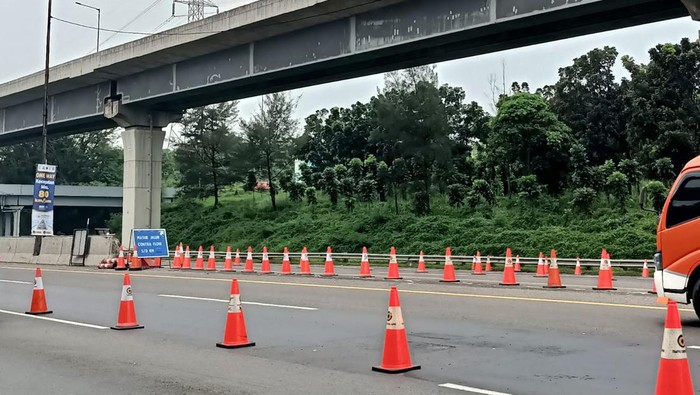 Jalur contraflow di KM 47 ditutup, Sabtu (30/4/2022).