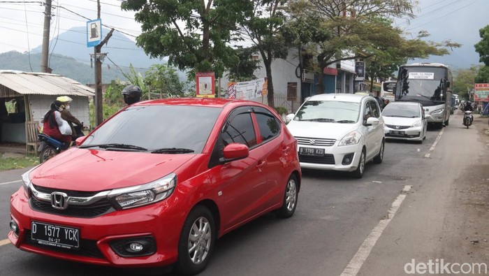 Jalur Selatan Padat, Nagreg-Limbangan Bisa 3 Jam Antrean kendaraan pemudik di jalur selatan Bandung-Garut masih terjadi hingga, Sabtu (30/4/2022) siang sekitar Pukul 14.00 WIB.