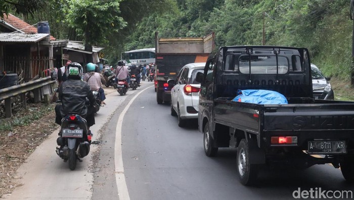 Antrean kendaraan pemudik di jalur selatan Bandung-Garut masih terjadi hingga, Sabtu (30/4/2022) siang sekitar Pukul 14.00 WIB.