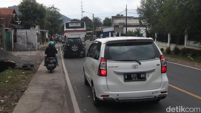 Antrean kendaraan pemudik di jalur selatan Bandung-Garut masih terjadi hingga, Sabtu (30/4/2022) siang sekitar Pukul 14.00 WIB.