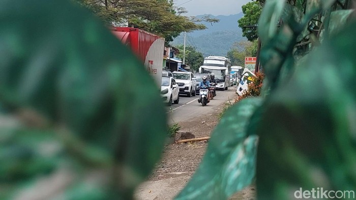 Antrean kendaraan pemudik di jalur selatan Bandung-Garut masih terjadi hingga, Sabtu (30/4/2022) siang sekitar Pukul 14.00 WIB.