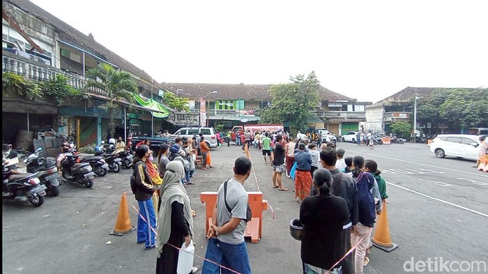 Warga di Kota Denpasar, Bali sedari pagi hari sudah rela mengantre mengular demi mendapatkan minyak goreng curah dengan harga murah. Antrean warga tersebut terjadi di Terminal Tegal yang berlokasi di Desa Pemecutan Kelod, Denpasar Barat, Kota Denpasar.