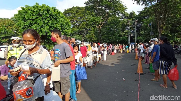 Jelang Lebaran, Warga Bali Antre Panjang Demi Migor Curah Warga di Kota Denpasar, Bali sedari pagi hari sudah rela mengantre mengular demi mendapatkan minyak goreng curah dengan harga murah. Antrean warga tersebut terjadi di Terminal Tegal yang berlokasi di Desa Pemecutan Kelod, Denpasar Barat, Kota Denpasar.