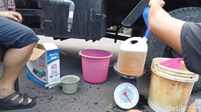 Jelang Lebaran, Warga Bali Antre Panjang Demi Migor Curah Warga di Kota Denpasar, Bali sedari pagi hari sudah rela mengantre mengular demi mendapatkan minyak goreng curah dengan harga murah. Antrean warga tersebut terjadi di Terminal Tegal yang berlokasi di Desa Pemecutan Kelod, Denpasar Barat, Kota Denpasar.