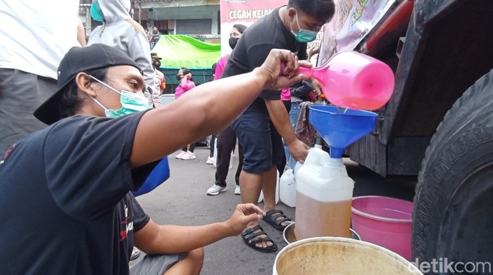 Jelang Lebaran, Warga Bali Antre Panjang Demi Migor Curah Warga di Kota Denpasar, Bali sedari pagi hari sudah rela mengantre mengular demi mendapatkan minyak goreng curah dengan harga murah. Antrean warga tersebut terjadi di Terminal Tegal yang berlokasi di Desa Pemecutan Kelod, Denpasar Barat, Kota Denpasar.