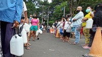 Sebagian besar dari mereka terlihat membawa jeriken dengan berbagai ukuran. Selain jeriken, beberapa warga juga membawa wadah berupa bekas galon mineral kecil. 