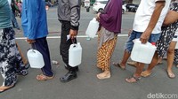 Salah satu warga bernama Hayati mengaku senang dengan adanya gebyar minyak goreng curah murah. Dirinya mengaku sudah mengantre sejak pukul 06.45 WITA. 