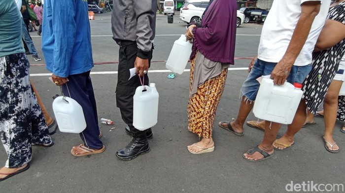 Jelang Lebaran, Warga Bali Antre Panjang Demi Migor Curah Warga di Kota Denpasar, Bali sedari pagi hari sudah rela mengantre mengular demi mendapatkan minyak goreng curah dengan harga murah. Antrean warga tersebut terjadi di Terminal Tegal yang berlokasi di Desa Pemecutan Kelod, Denpasar Barat, Kota Denpasar.