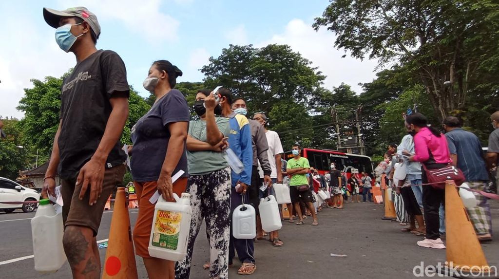Jelang Lebaran, Warga Bali Antre Panjang Demi Migor Curah