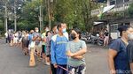 Jelang Lebaran, Warga Bali Antre Panjang Demi Migor Curah
