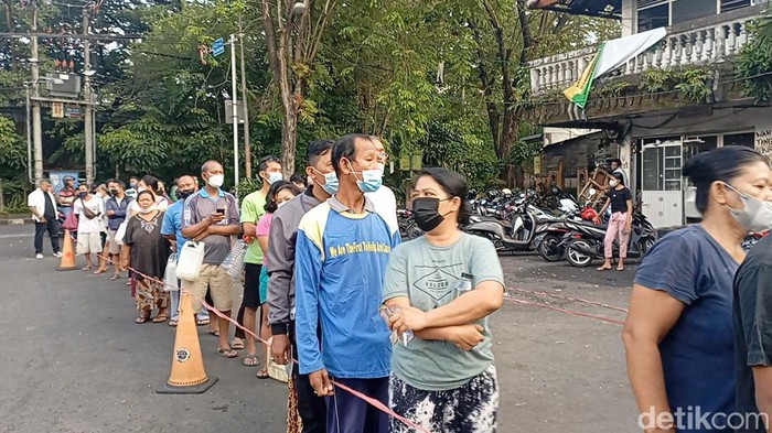 Jelang Lebaran, Warga Bali Antre Panjang Demi Migor Curah Warga di Kota Denpasar, Bali sedari pagi hari sudah rela mengantre mengular demi mendapatkan minyak goreng curah dengan harga murah. Antrean warga tersebut terjadi di Terminal Tegal yang berlokasi di Desa Pemecutan Kelod, Denpasar Barat, Kota Denpasar.