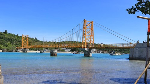 Jembatan Kuning atau Yellow Bridge di Nusa Lembongan, Bali.