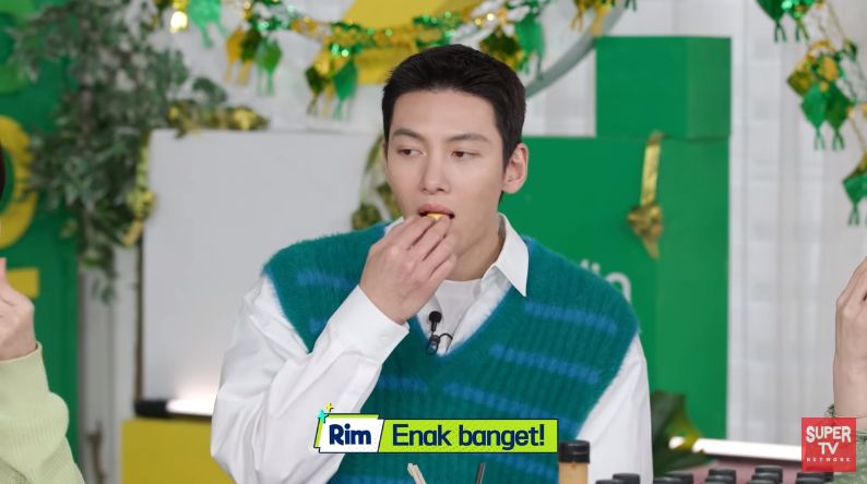 Ji Chang Wook makan batagor dan nastar