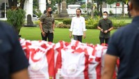 Jokowi secara langsung bertemu dengan masyarakat di gerbang timur Istana.  